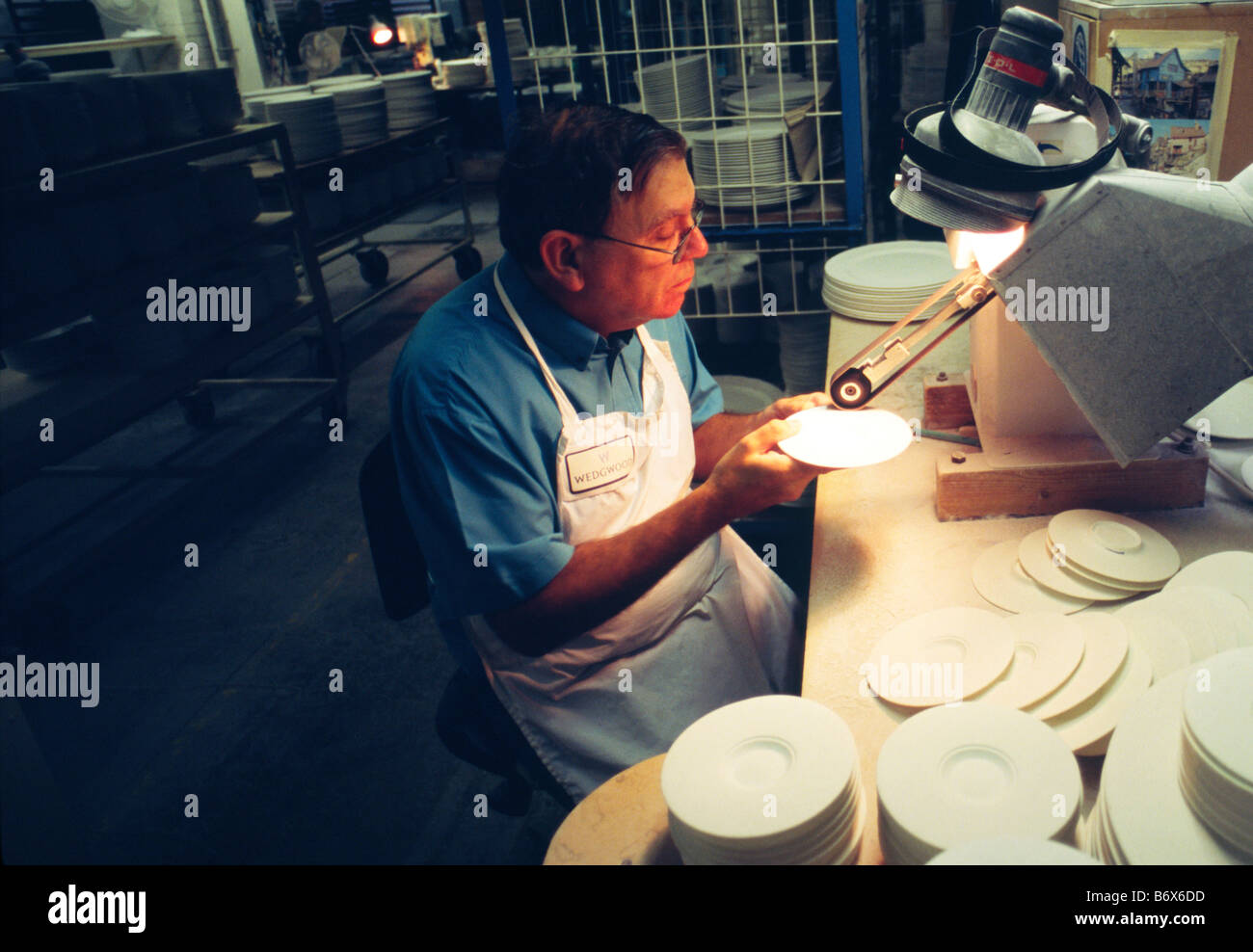 Lavoratore all'interno del Waterford Wedgwood Pottery Stoke on Trent Staffordshire Inghilterra. La società tra cui Wedgwood Pottery, Royal Foto Stock