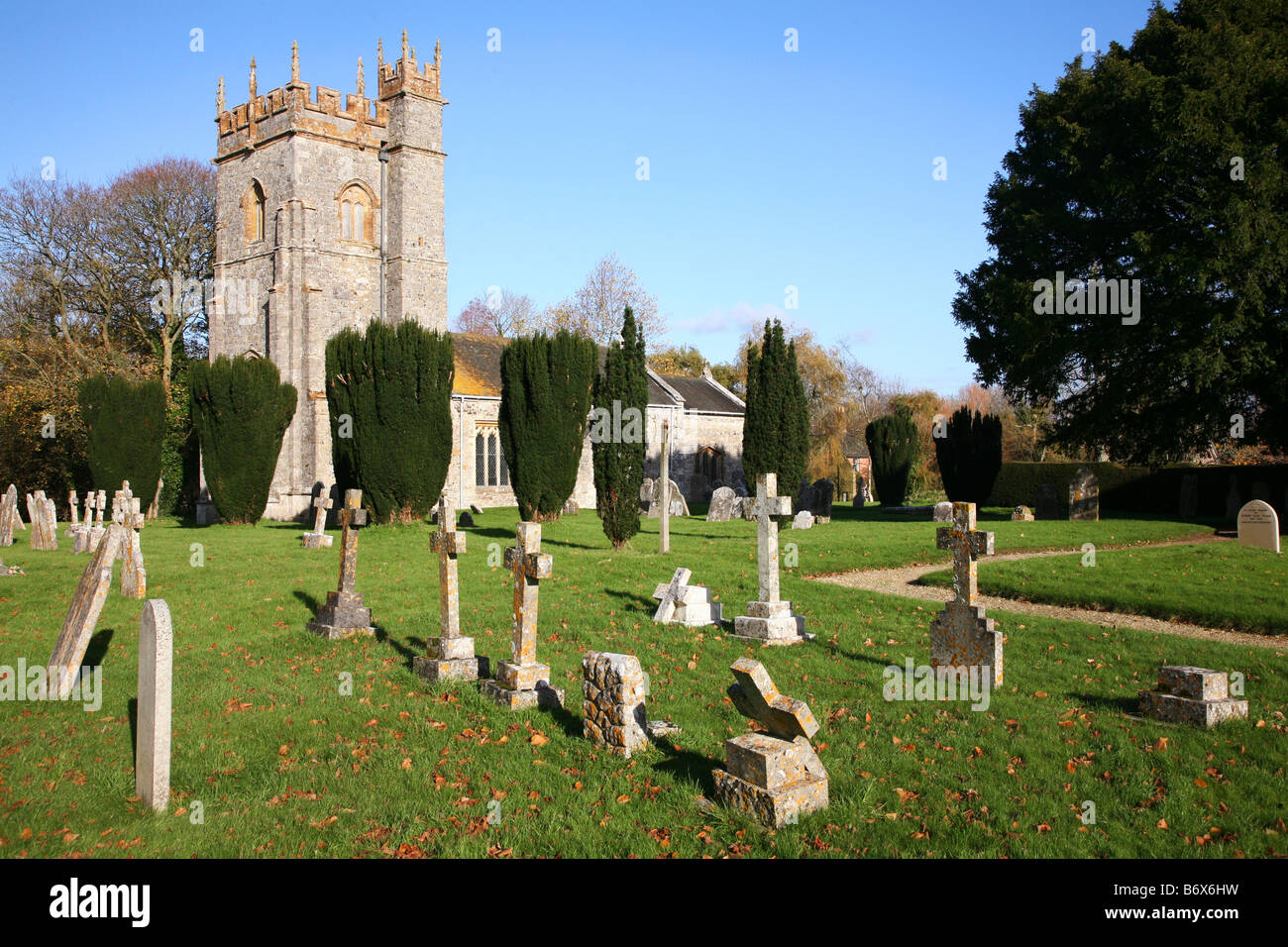 Vista attraverso il cimitero di San Lorenzo, la chiesa nel villaggio di Affpuddle Foto Stock