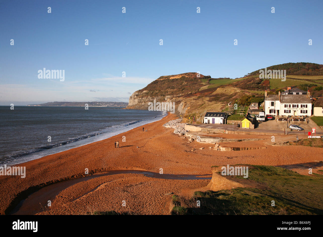Vista lungo la spiaggia di ciottoli a Seatown, un borgo vicino a Chideock dominato da Golden Cap la più alta scogliera sulla costa sud Foto Stock