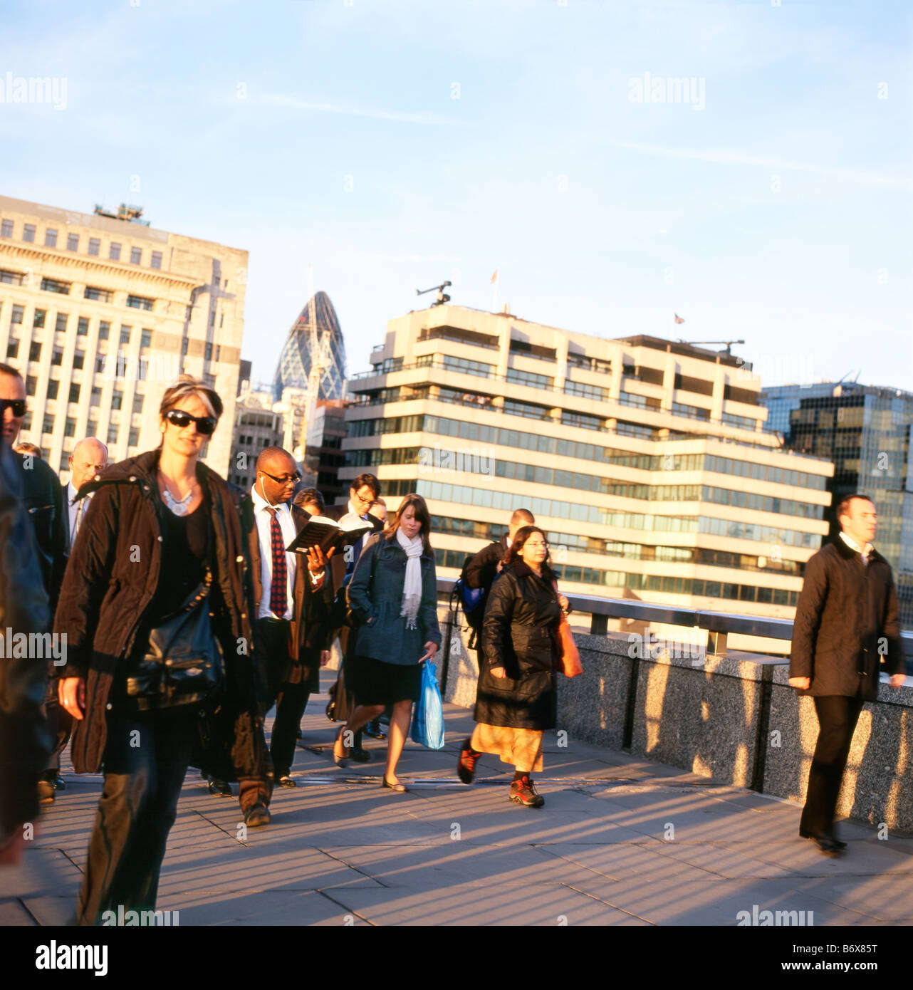 Pendolari persone lavoratori che attraversano London Bridge a piedi a casa dal lavoro a Londra Inghilterra Gran Bretagna Regno Unito KATHY DEWITT Foto Stock