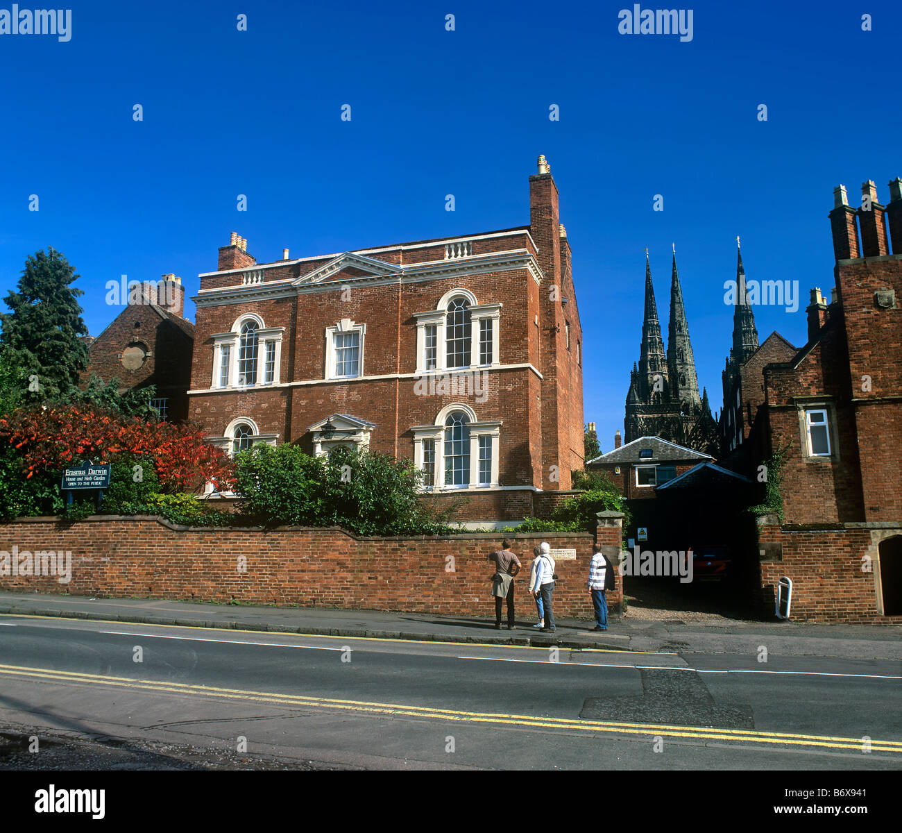 La casa di Erasmus Darwin, Beacon ST, Lichfield. Sullo sfondo a destra: le tre guglie di Lichfield Cathedral Foto Stock