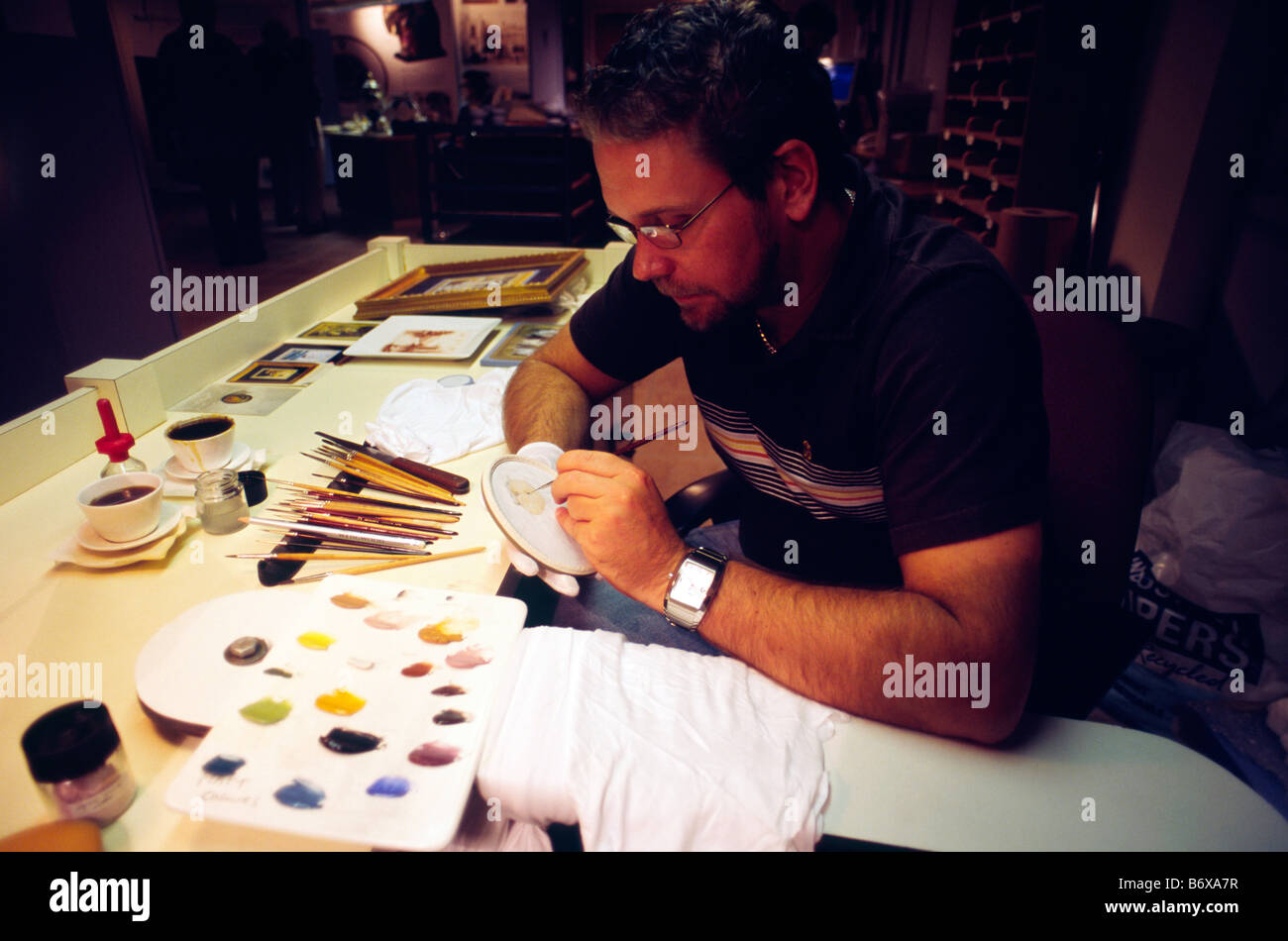 Lavoratore all'interno del Waterford Wedgwood Pottery Stoke on Trent Staffordshire Inghilterra. La società tra cui Wedgwood Pottery, Royal Foto Stock