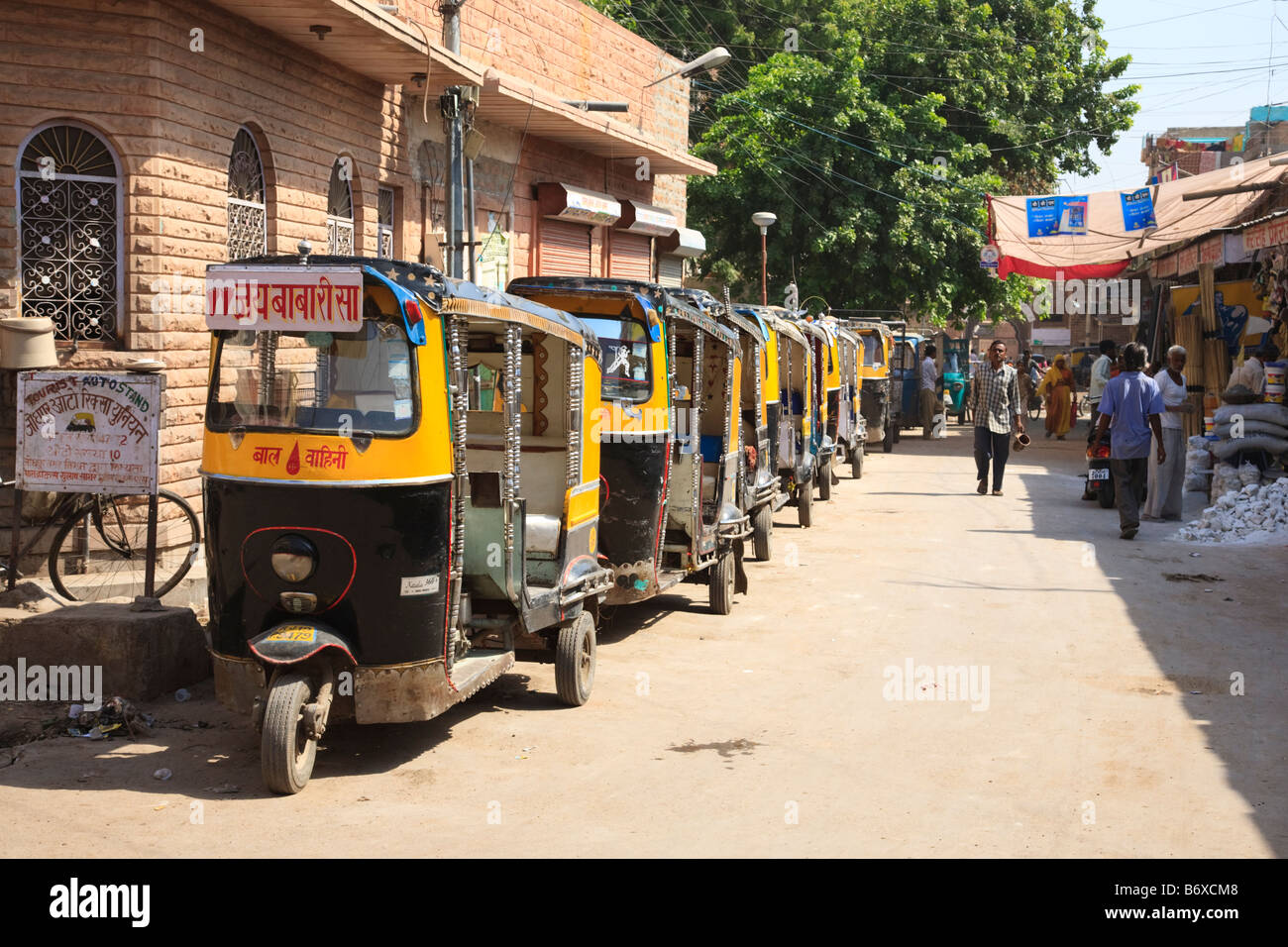 Una fila di Tuk Tuk parcheggiati a Jodhpur, India Foto Stock