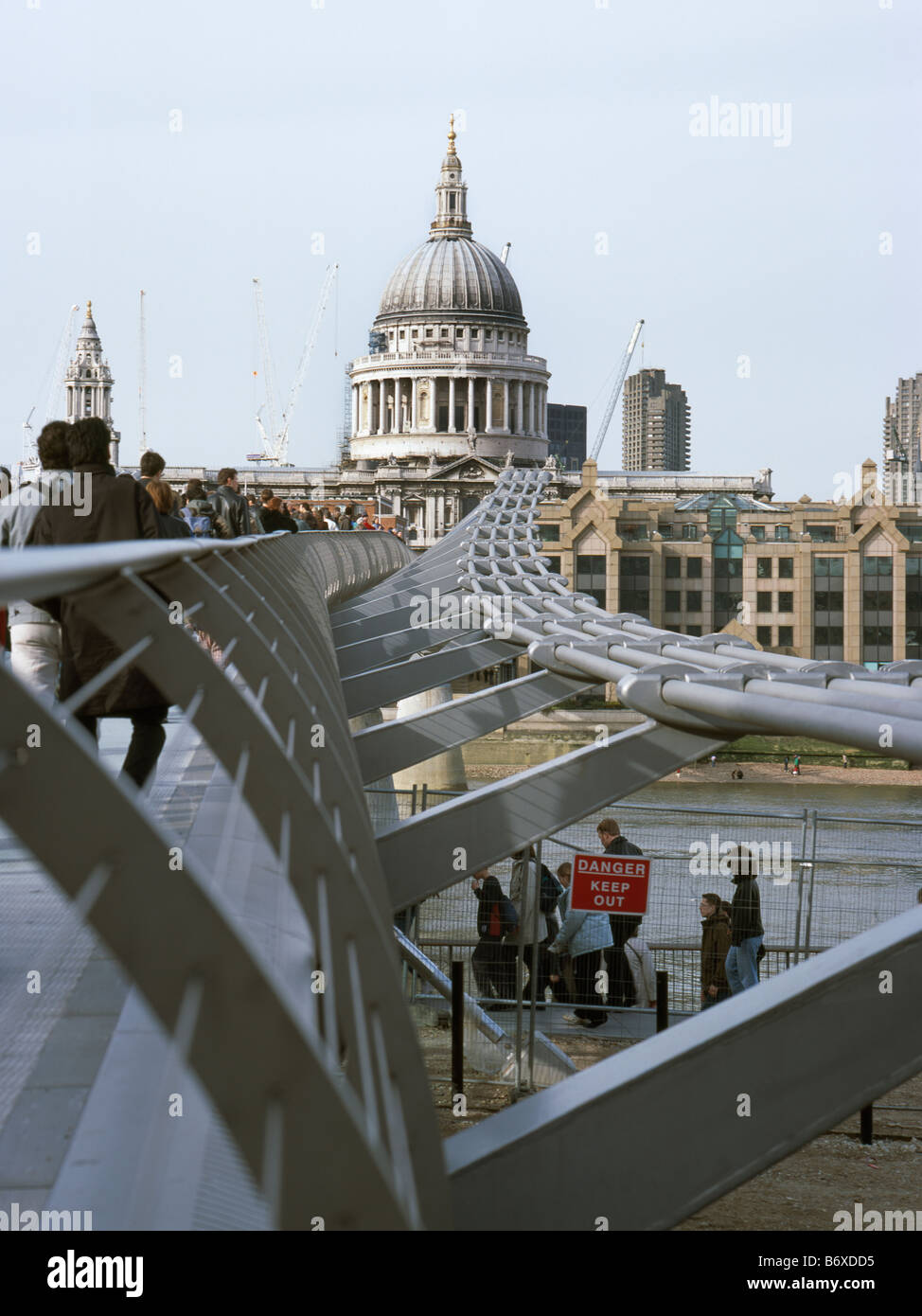 Millennium ponte pedonale Londra Foto Stock