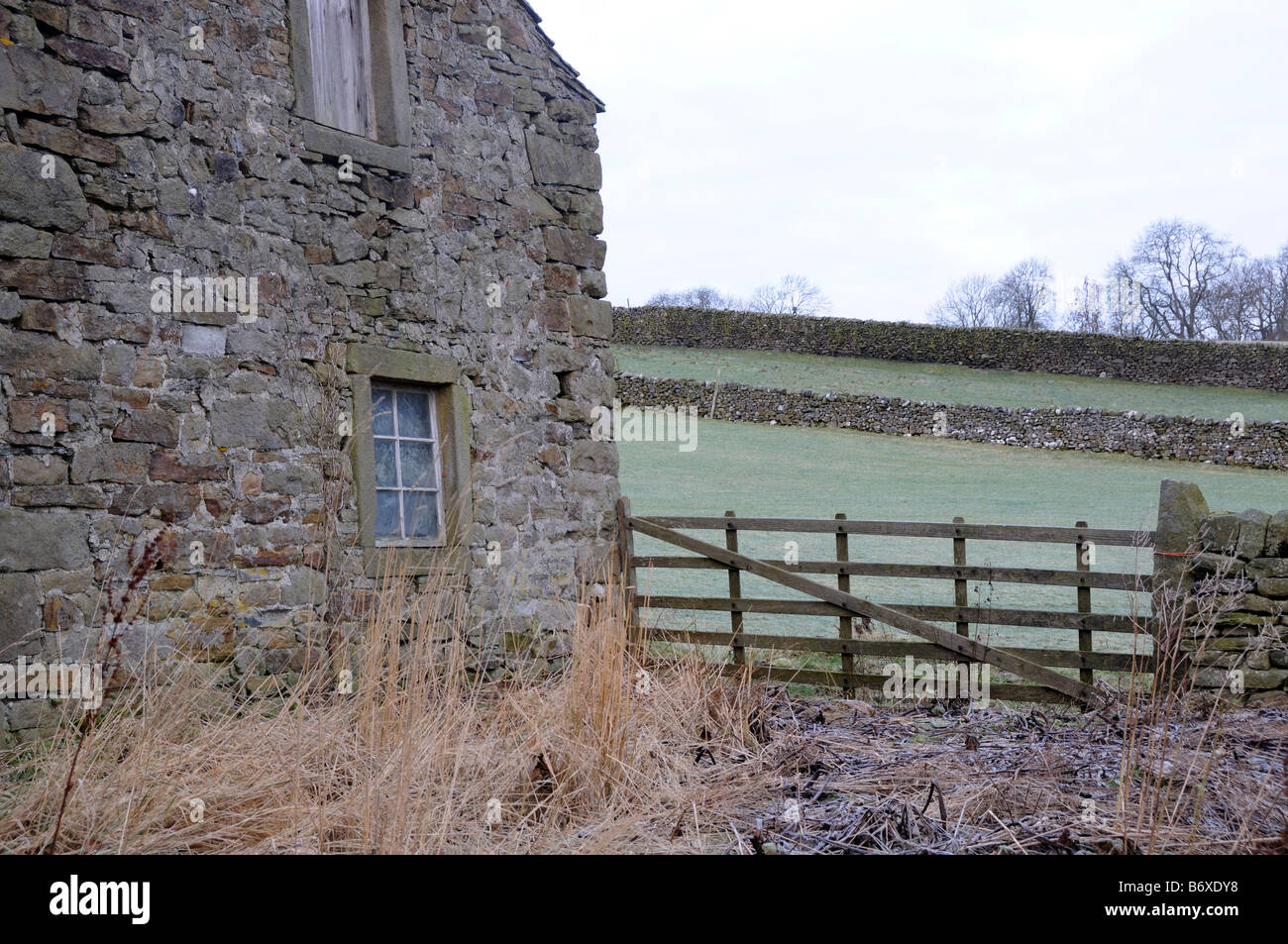 Abbandonato Casa di pietra e di gate nel villaggio Burnsall North Yorkshire Dales Foto Stock