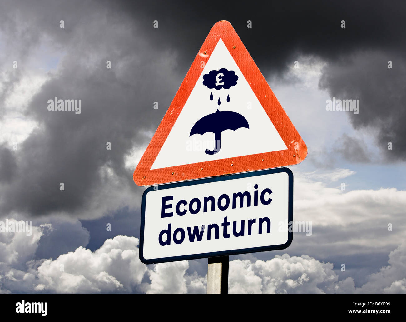 Recessione economica, recessione concetto REGNO UNITO contro un cielo tempestoso Foto Stock