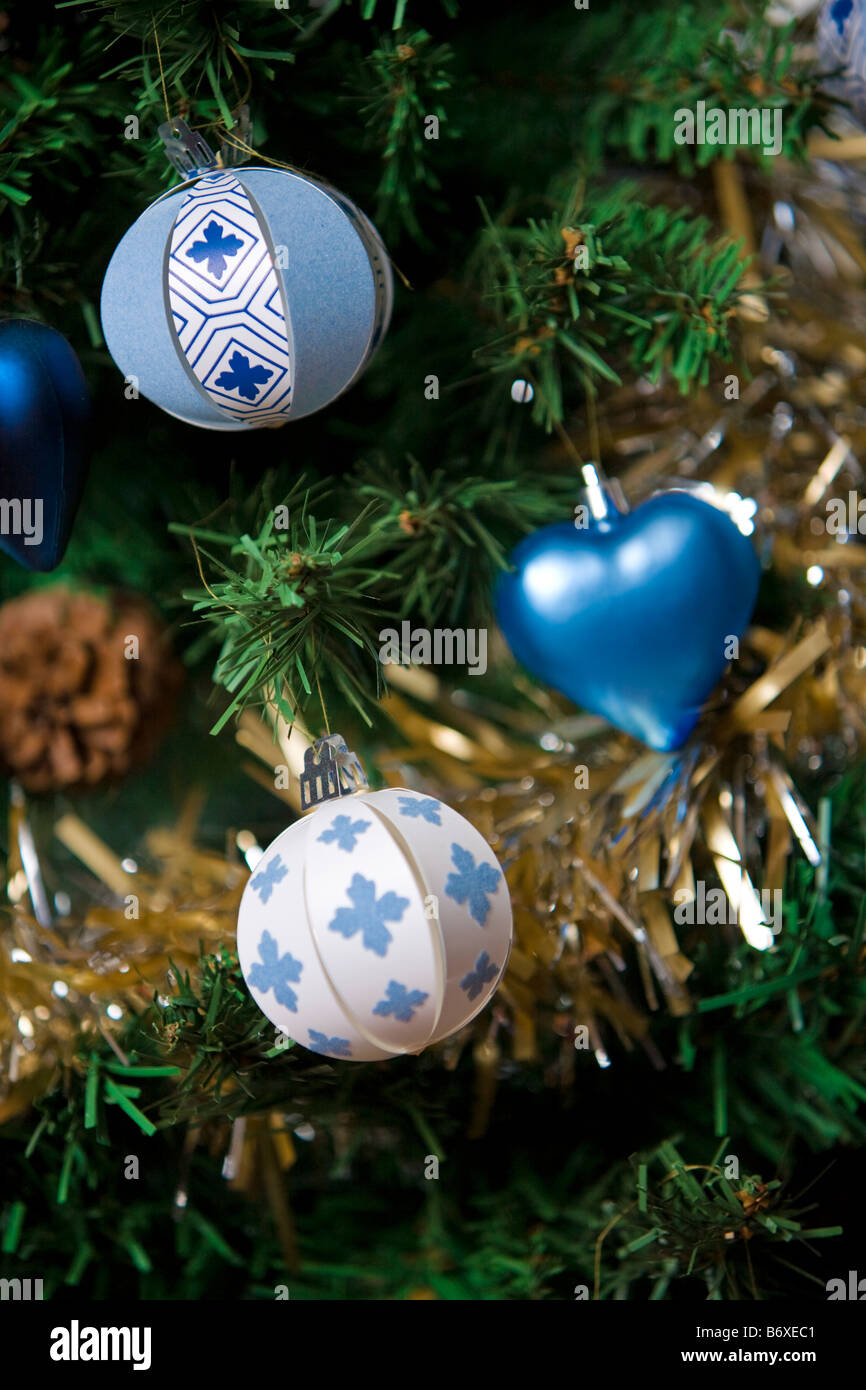 Le decorazioni di Natale con tinsel Foto Stock