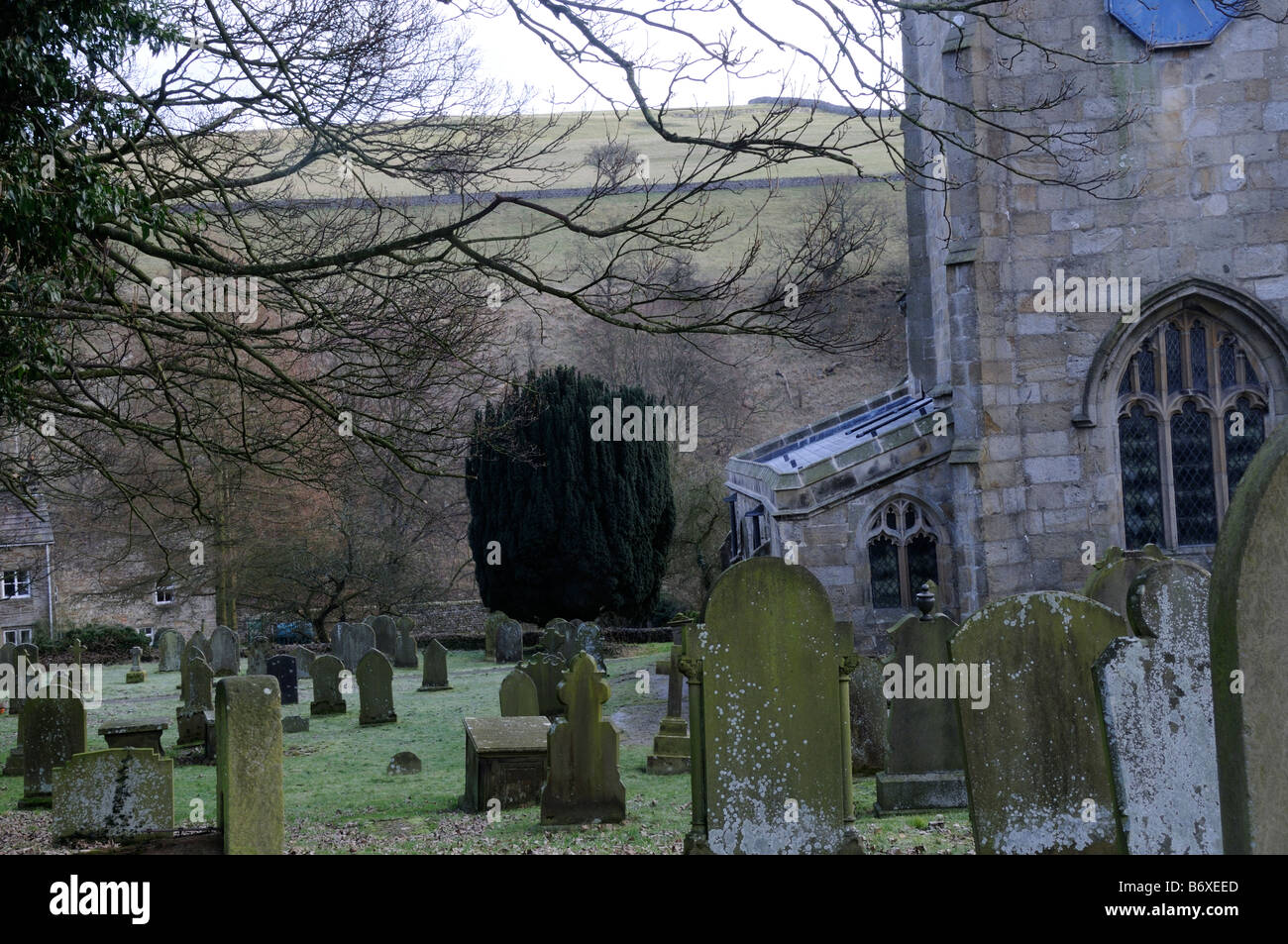 Vista di St Wilfrid s Chiesa cimitero dalla strada verso il fiume Wharfe in Burnsall North Yorkshire Dales Foto Stock