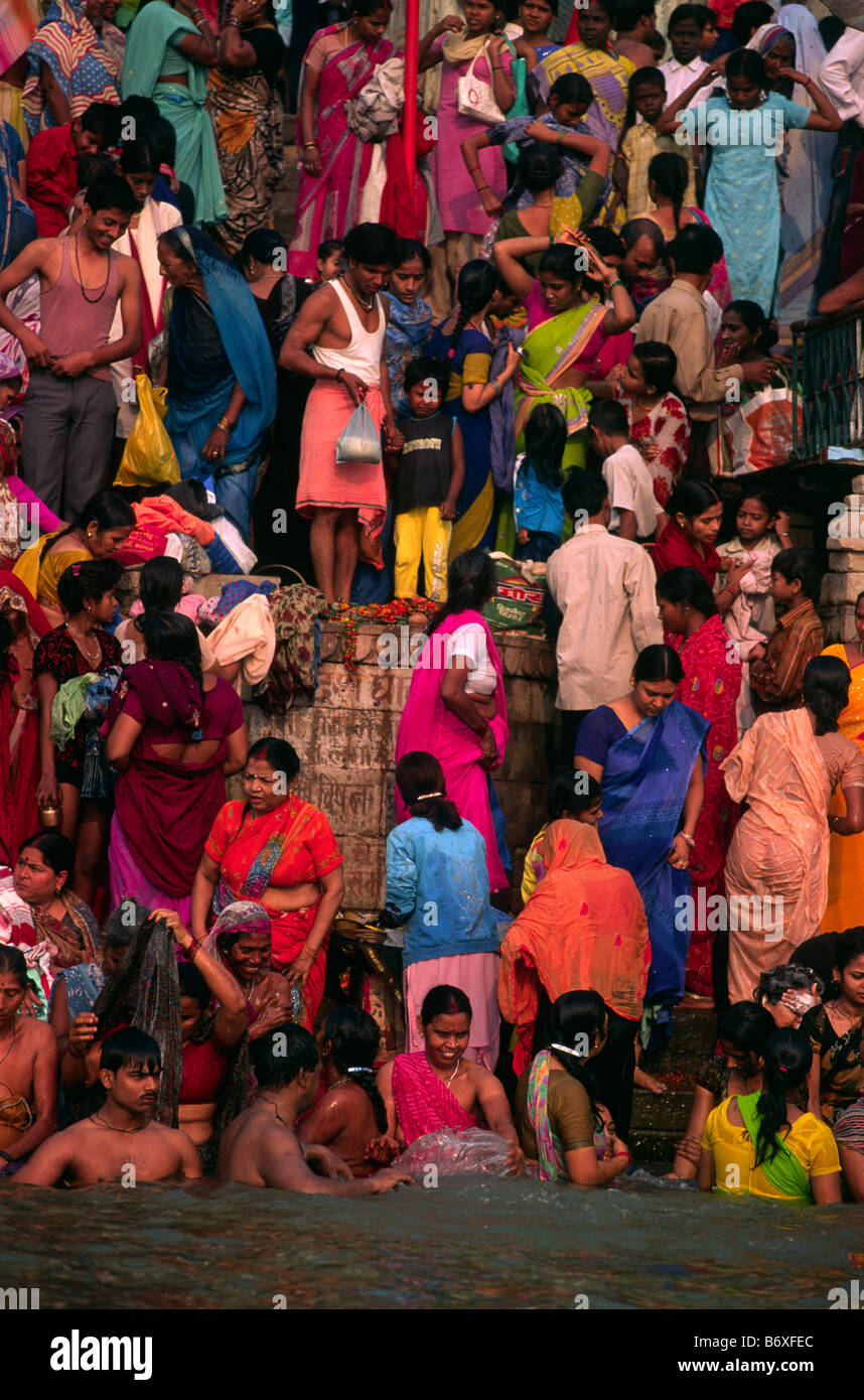 India, Varanasi, festival di Kartik Purnima, gente che fa il bagno nel fiume Gange Foto Stock