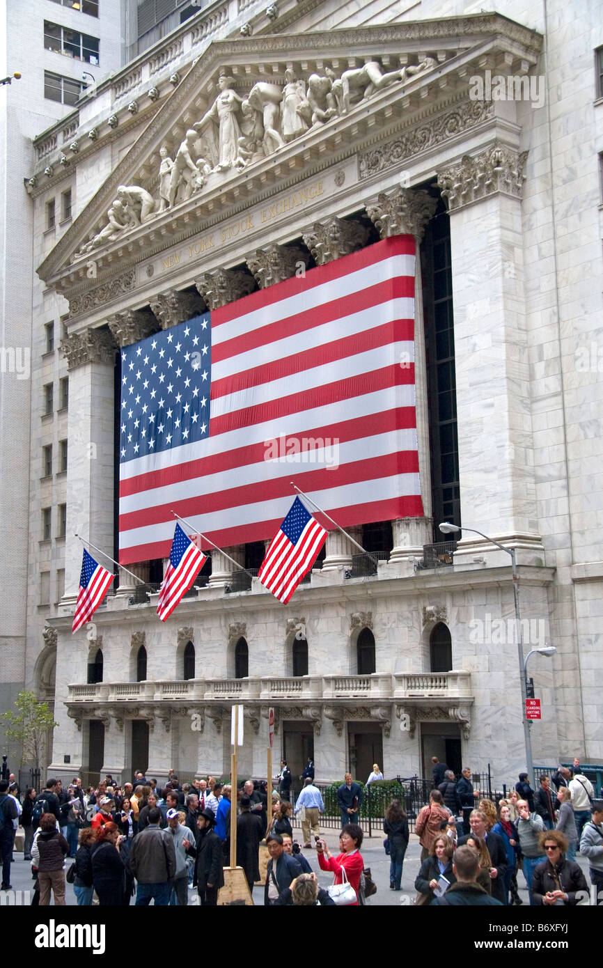 Bandierine americane di fronte al New York Stock Exchange di New York City New York STATI UNITI D'AMERICA Foto Stock