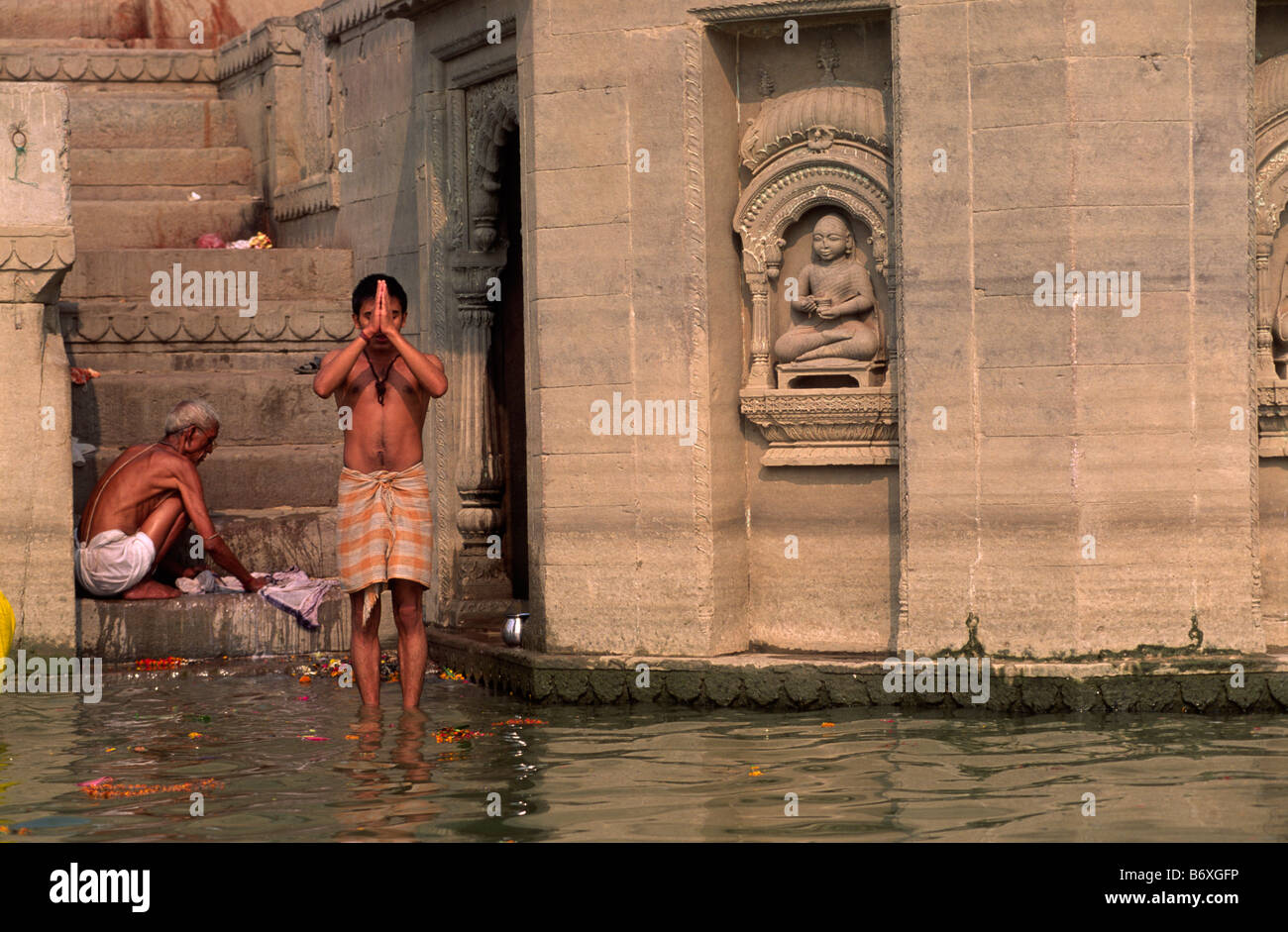 India, Varanasi, uomo che prega nel fiume Gange Foto Stock