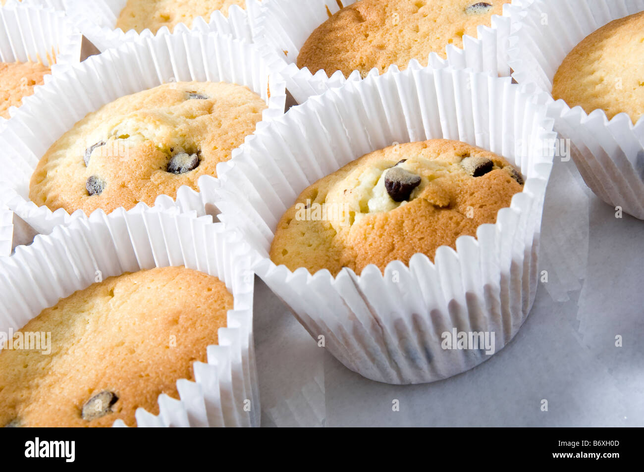 Cuocere i tortini posto sulla griglia di raffreddamento per raffreddare. La ricetta è per chip di cioccolato torte con topping di cioccolato Foto Stock