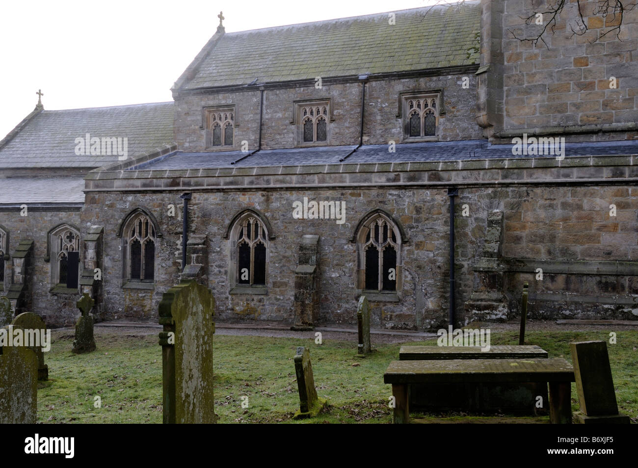 Vista laterale di St Wilfrid s chiesa nel villaggio di Burnsall North Yorkshire Dales Foto Stock