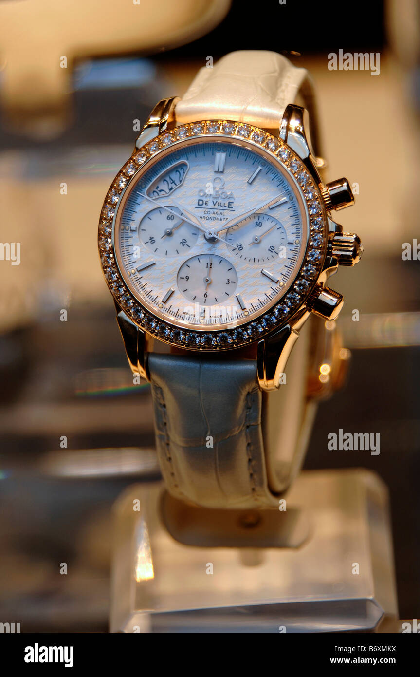 Vetrine con Omega orologi e gioielli Via Montenapoleone Milano Foto stock -  Alamy