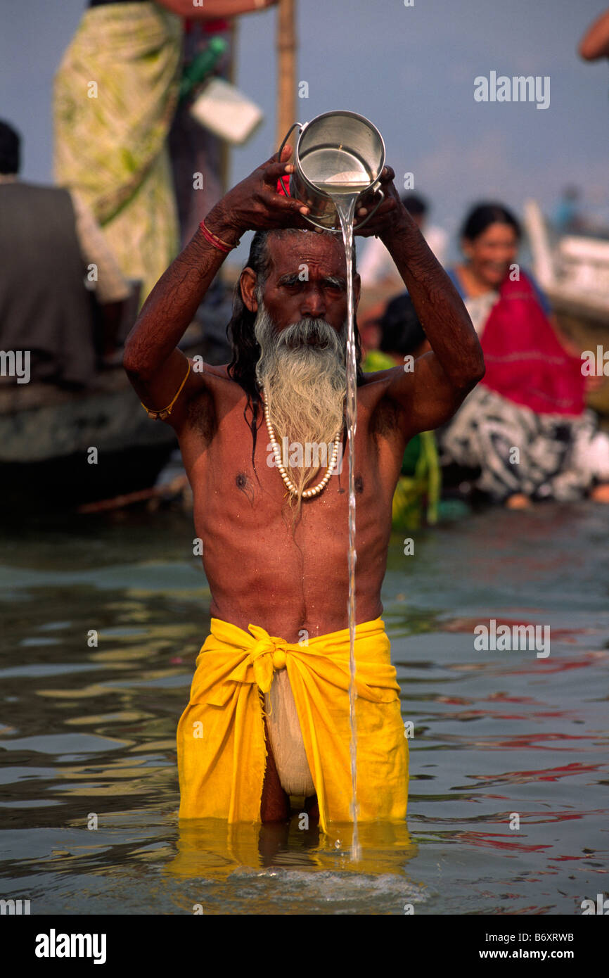 India, Uttar Pradesh, Allahabad, Sangam, gente che fa il bagno alla confluenza dei fiumi Gange e Yamuna Foto Stock