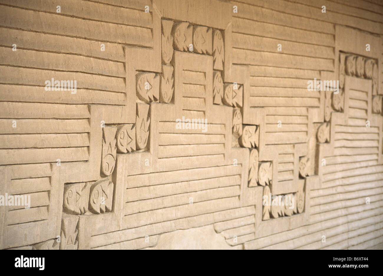 Particolare del fregio di adobe di pesce figure nel corridoio di pesci e uccelli, Palazzo Tschudi, Chan Chan, vicino a Trujillo, Perú Foto Stock