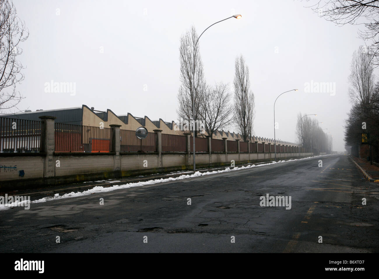 Capannoni industriali nella periferia di Torino. Mirafiori, Italia. Foto Stock