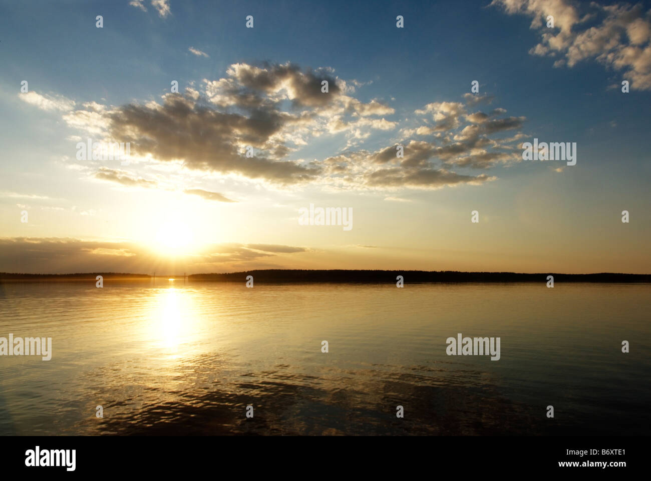 Bel tramonto dal lago calmo, Asikkala, Finlandia Foto Stock