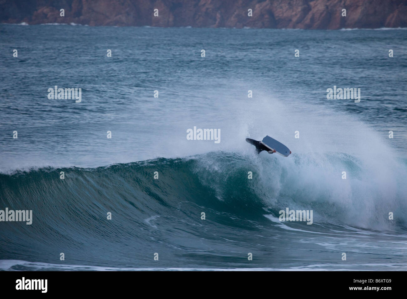 Inversione da un bodyboarder a Guincho Beach, Portogallo Foto Stock