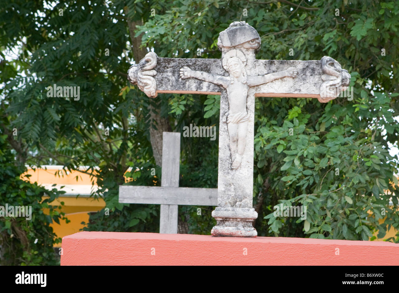 Croci in pietra al di fuori dell'El Cedral chiesa nel vicino a San Miguel in Cozumel Messico Foto Stock