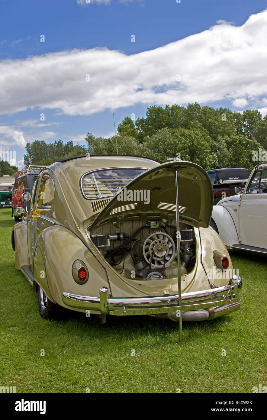 VW Beetle con bagagliaio aperto che mostra il motore Foto Stock