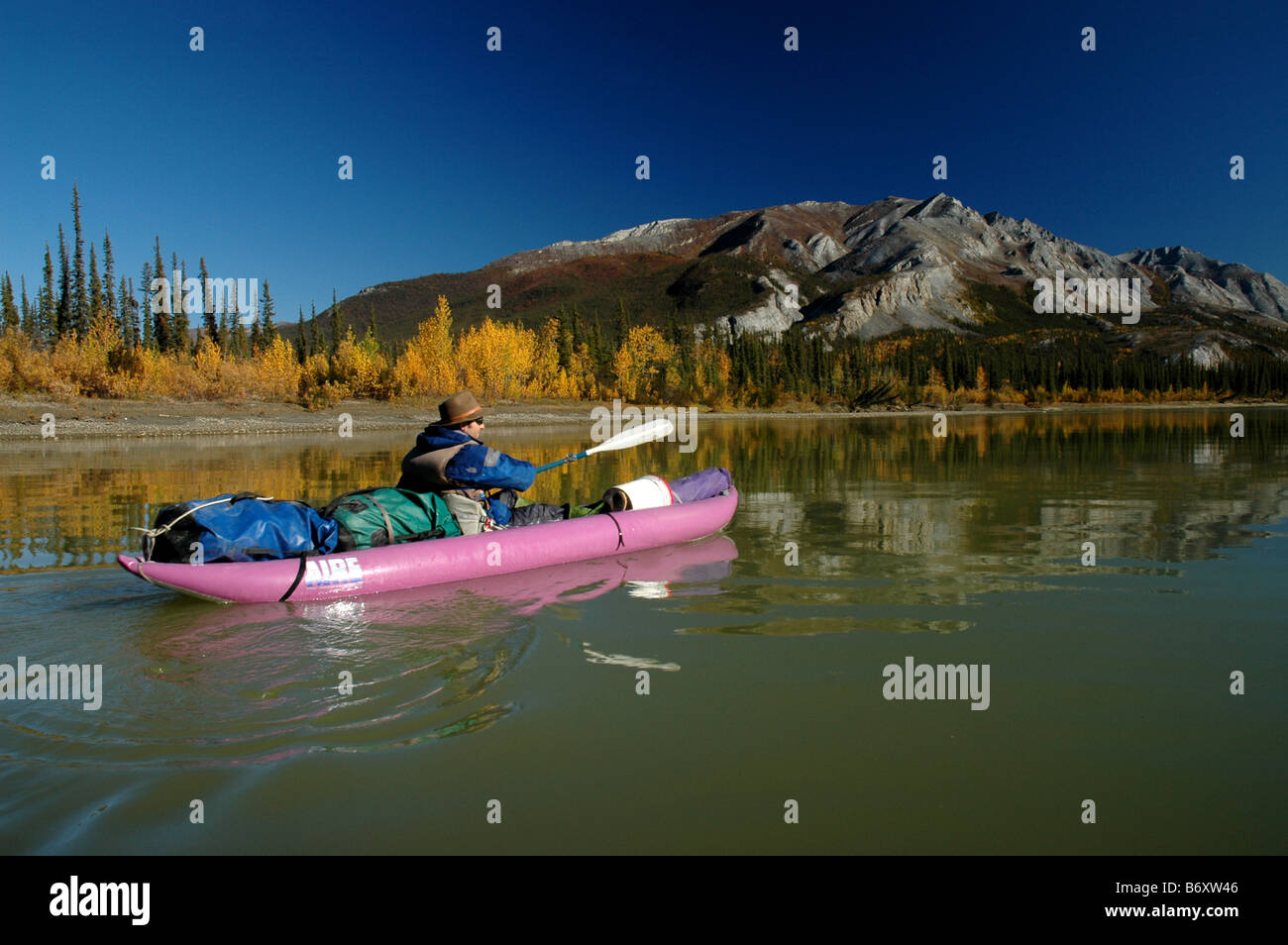 Kayaker sul fiume Alatna cancelli dell'Artico parco nazionale di Alaska Foto Stock