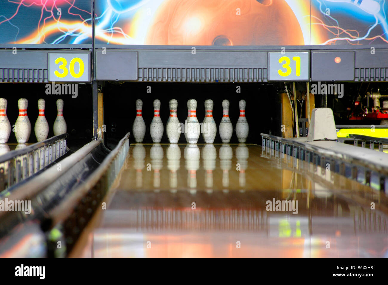 Un gruppo di dieci pin bowling birilli e lane. Foto Stock