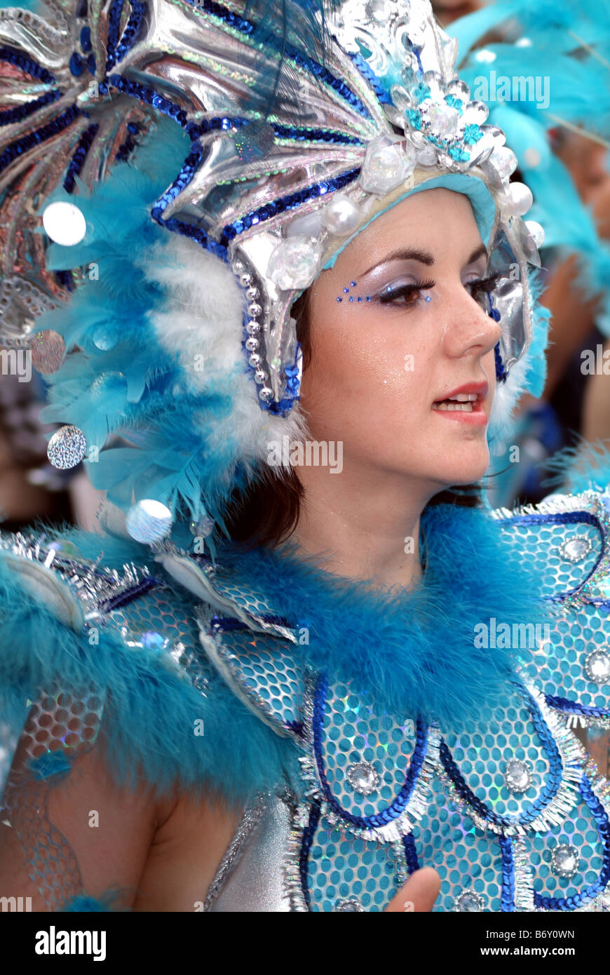 Donna femmina etnico brasiliano sud america ballerina sorridente carnevale di Notting Hill festival di teatro di strada Londra Inghilterra Regno Unito Foto Stock