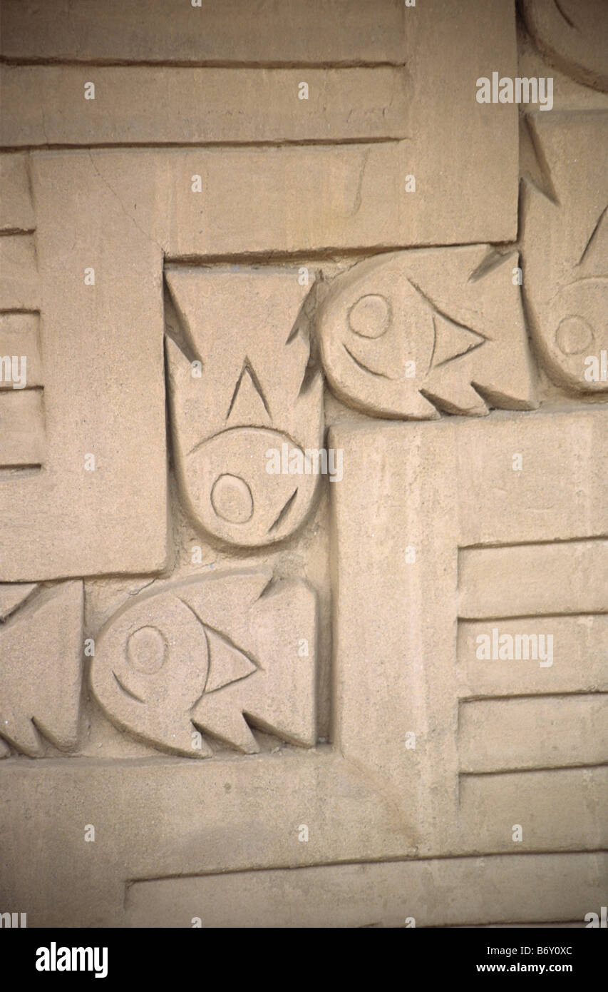 Particolare del fregio di adobe di pesce figure nel corridoio di pesci e uccelli, Palazzo Tschudi, Chan Chan, vicino a Trujillo, Perú Foto Stock