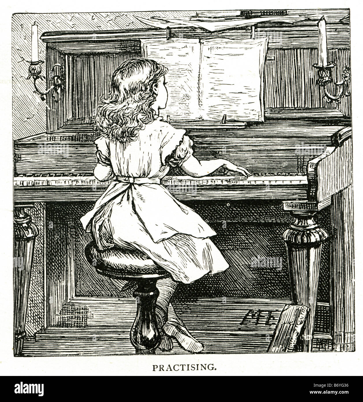 La pratica di ragazza lezioni di musica di pianoforte all'interno di casa stanza abbigliamento tradizionale abito periodo di riproduzione Foto Stock