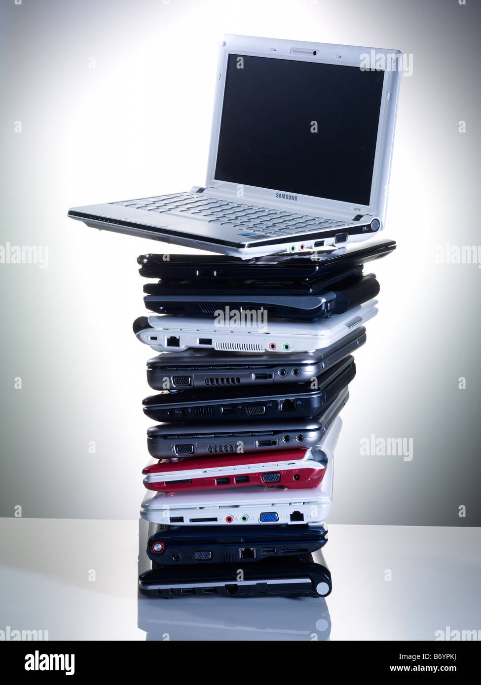 Pila di piccoli computer portatili Foto Stock
