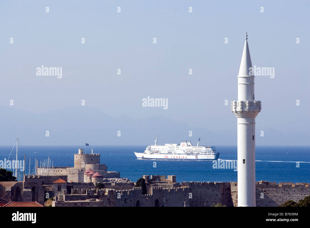 Vista sulla città vecchia con un minareto, Agios Nikolaos e un traghetto all orizzonte, Rodi, Rodi, Grecia, (dal 1988 parte dell'U Foto Stock