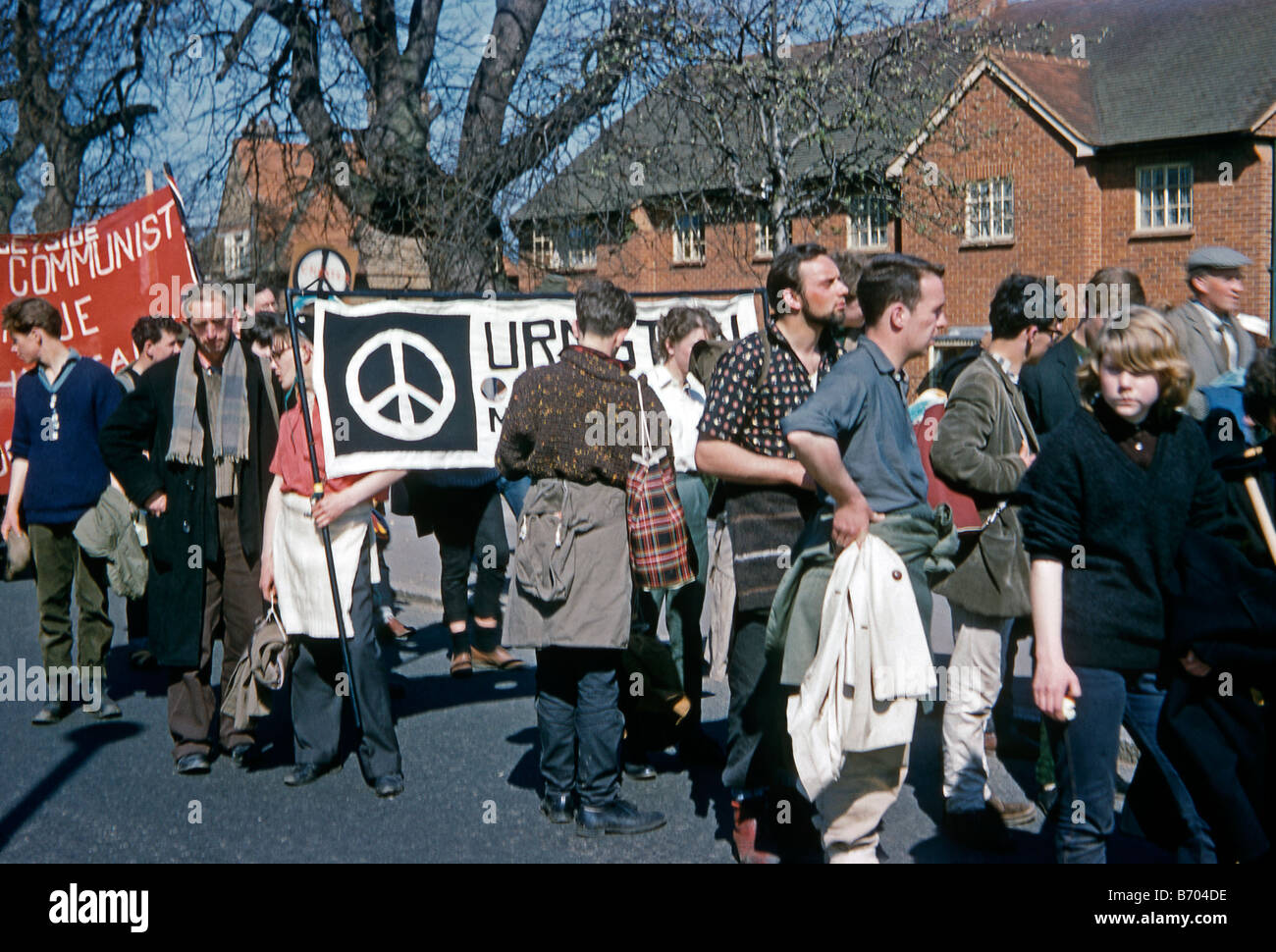 Marchers a ovest di Londra, sulla loro strada per il centro di Londra sulla CND Aldermaston marzo 1962. Foto Stock