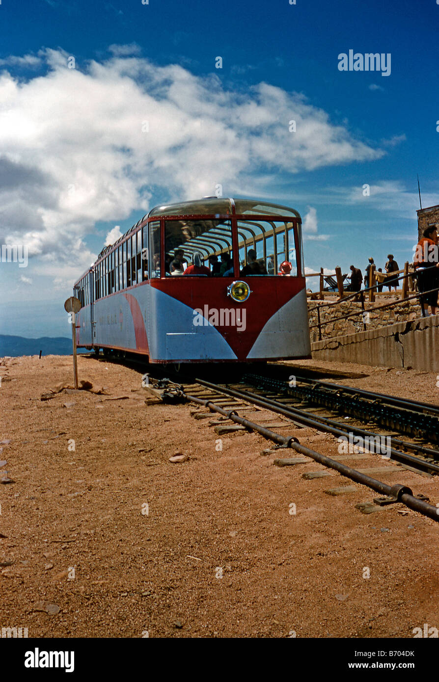 La vetta del Pikes Peak Railway (Pikes Peak Cog Railway) con stream-rivestita in treno, Colorado, c.1956 Foto Stock