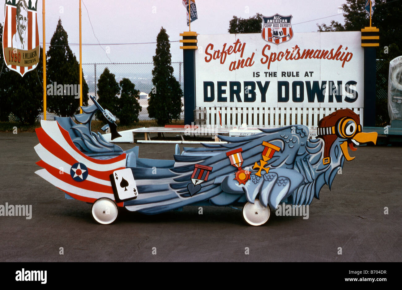 Carrello decorativo con un aquila calva tema all'All-American Soap Box Derby corso, Derby Downs, Akron, Ohio, 1965 Foto Stock
