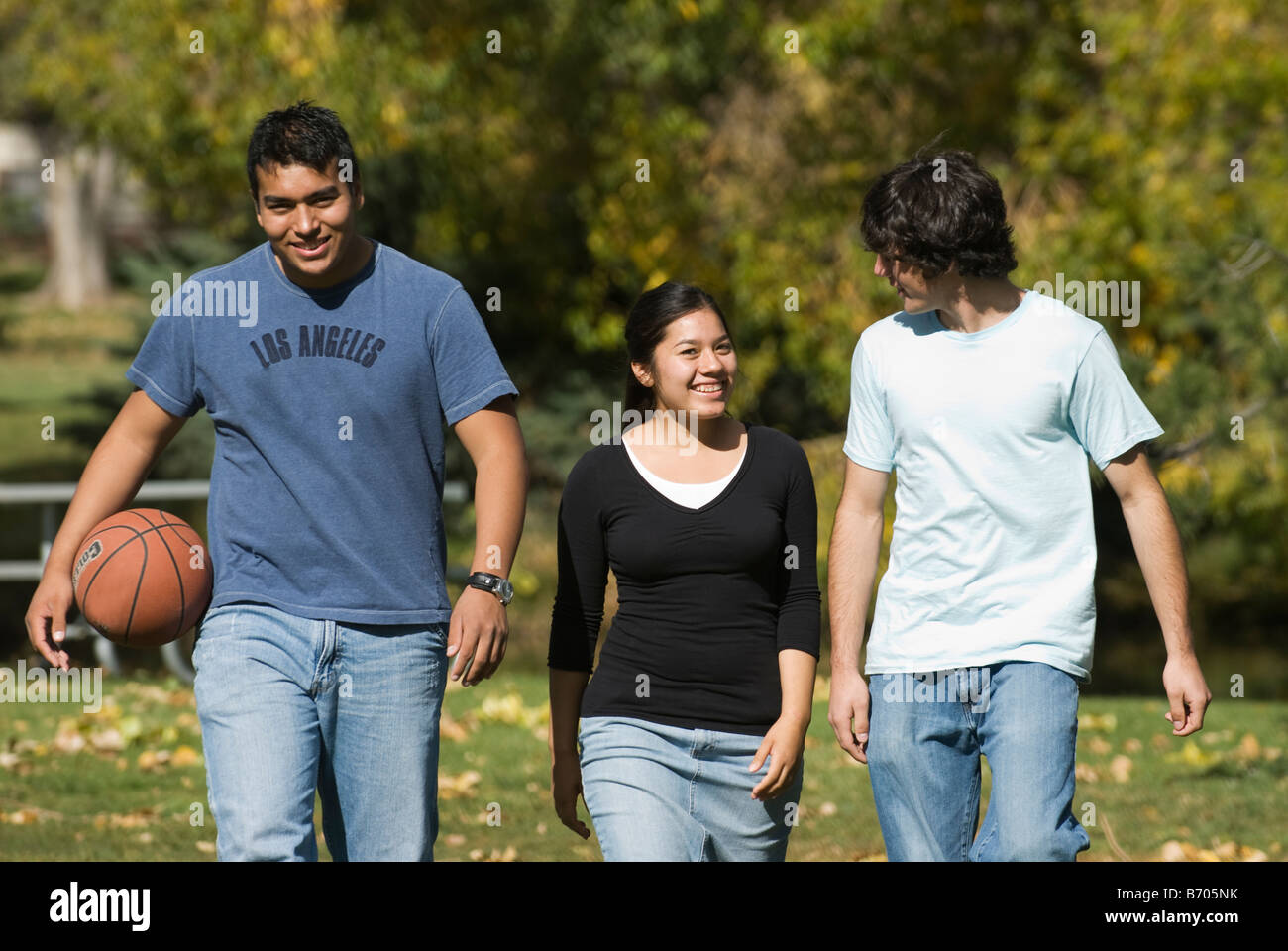 Tre adolescenti a camminare in un parco di Fort Collins, Colorado. Foto Stock