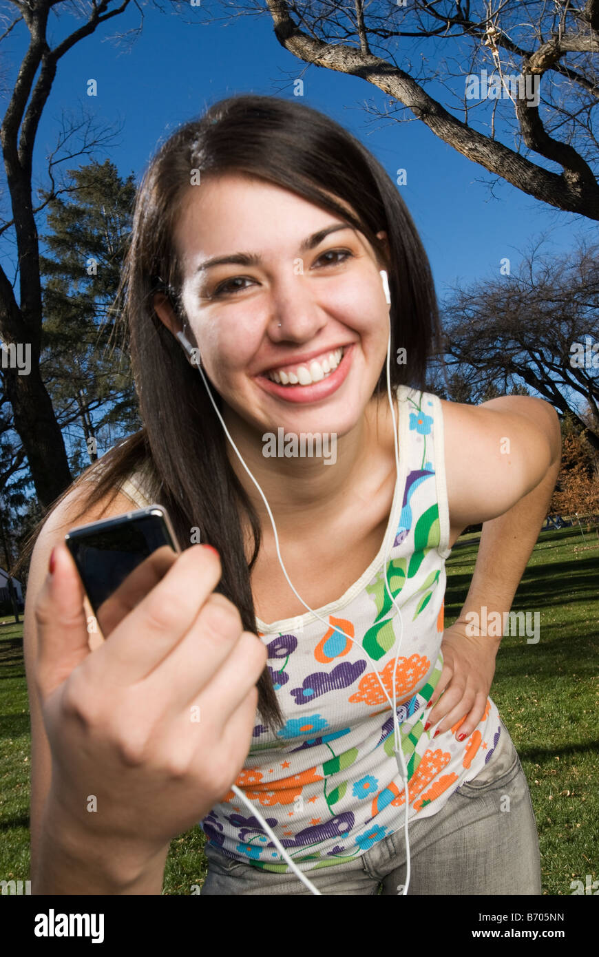 Una donna ascoltando il suo ipod in Greeley, Colorado. Foto Stock