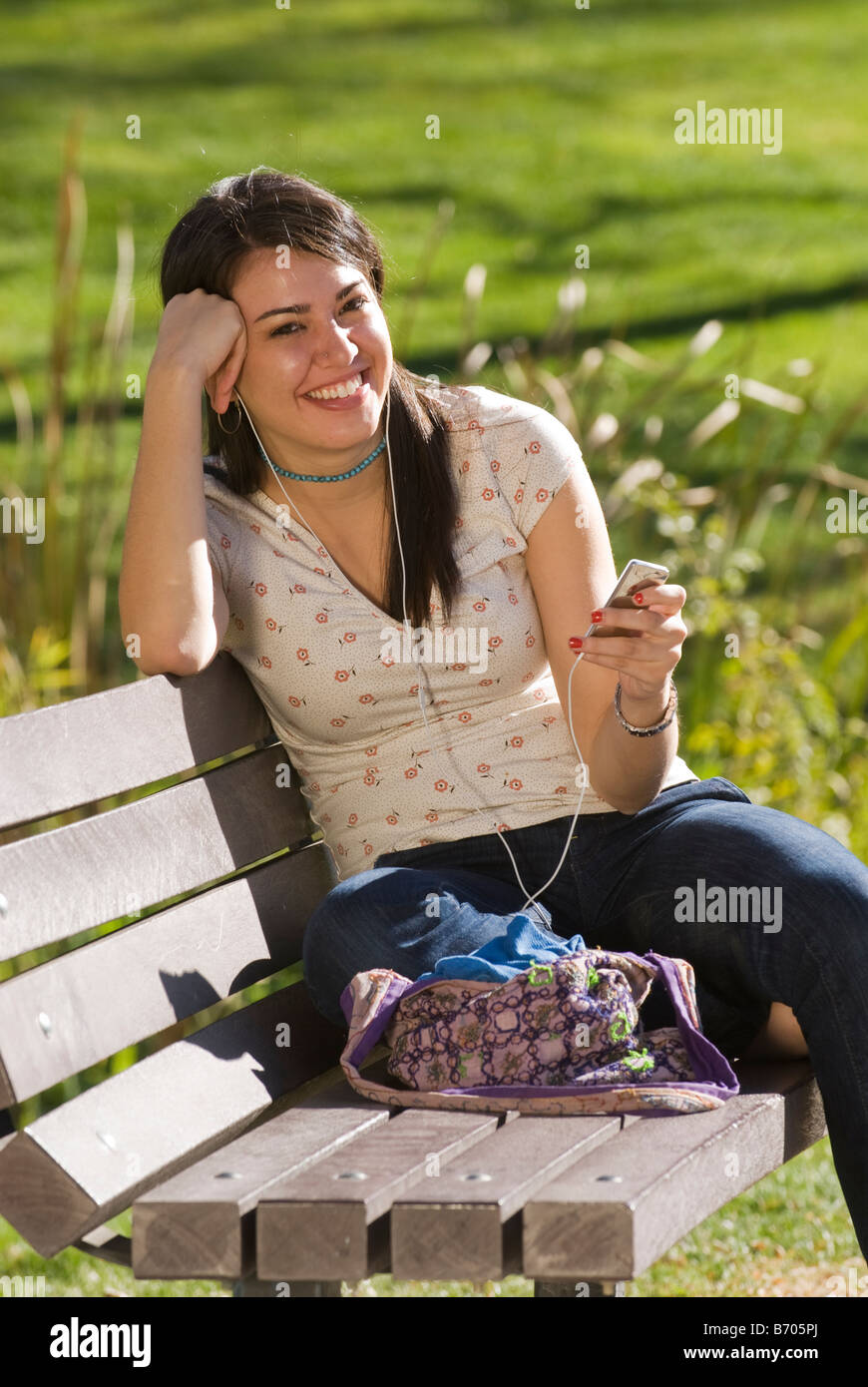 Una donna ascoltando il suo ipod in Greeley, Colorado. Foto Stock