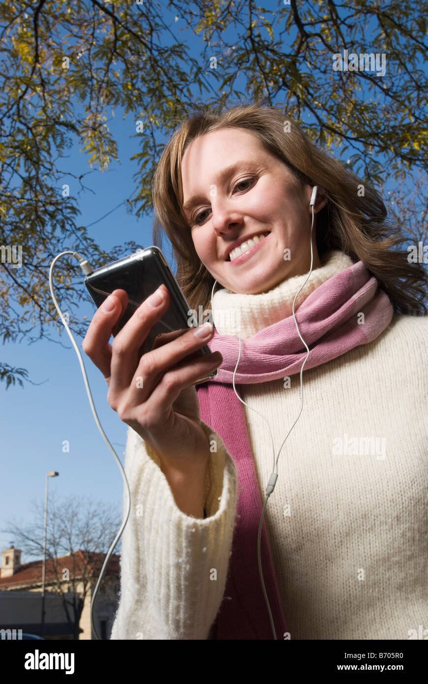 Una donna ascoltando il suo ipod nel centro di Fort Collins, Colorado. Foto Stock