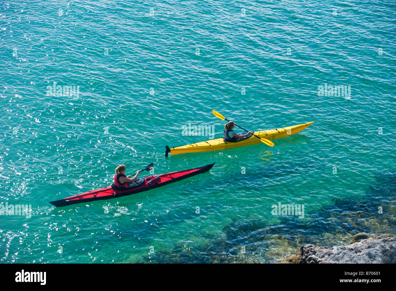 Due persone kayak di mare nella baia di Kino, Messico. Foto Stock