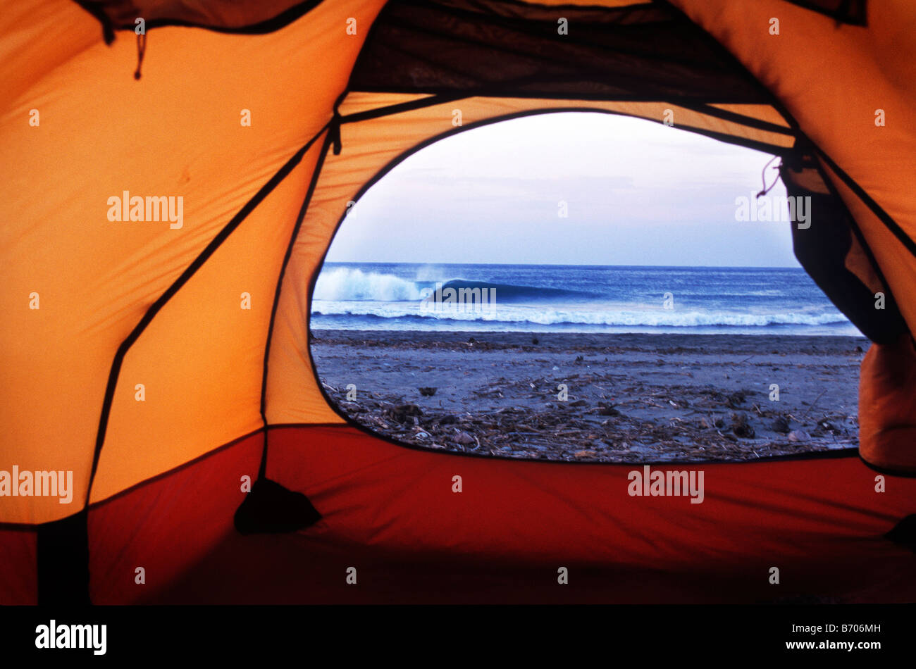 Una vista dall'interno di una tenda guardando un onda di rottura nel Michoacan, Messico. Foto Stock