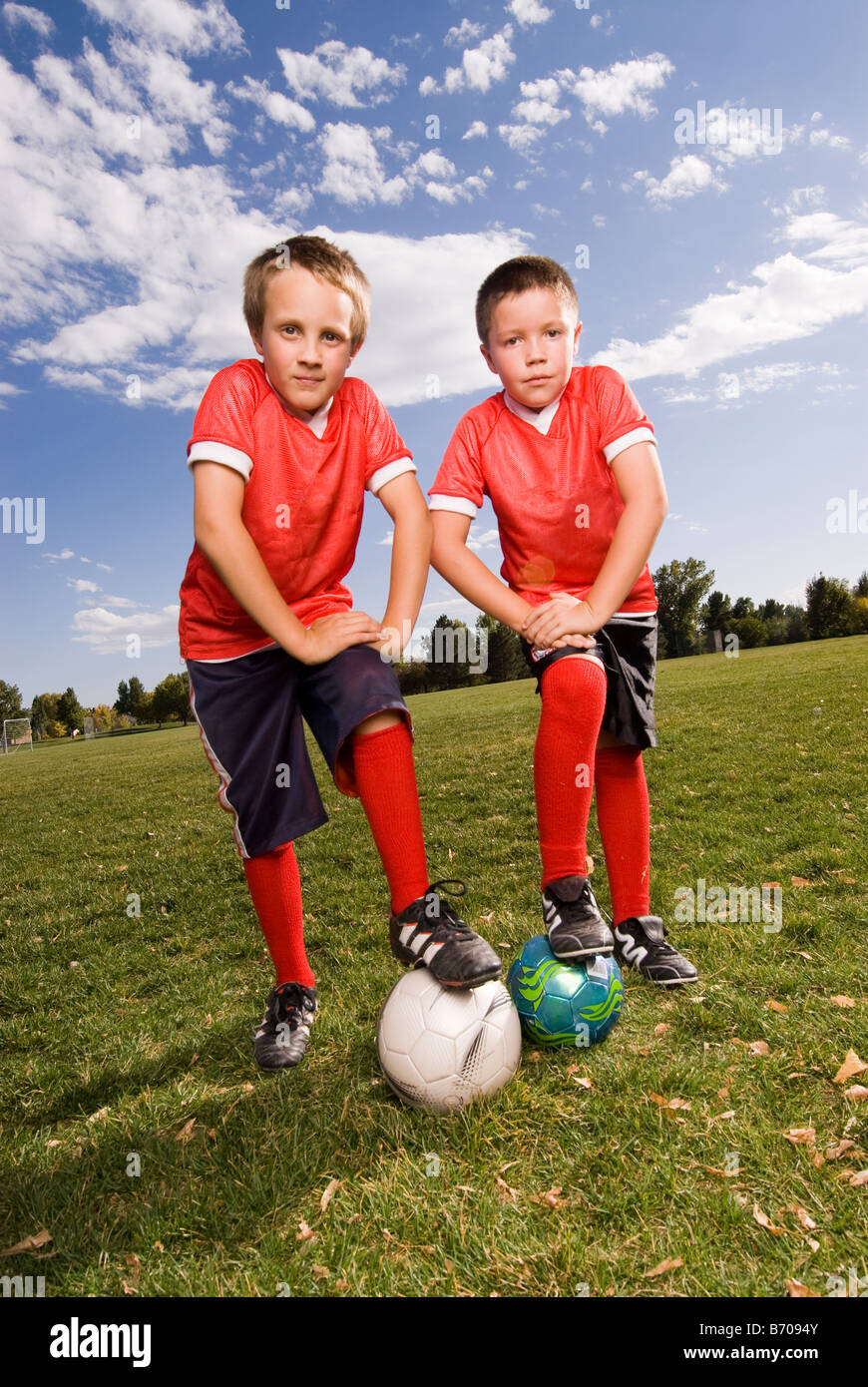 Due ragazzi posano per una foto mentre giocava a calcio, Fort Collins, Colorado. Foto Stock