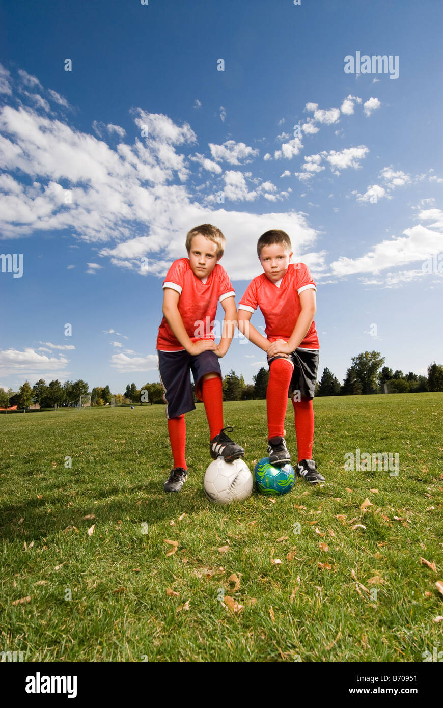 Due ragazzi posano per una foto mentre giocano a calcio in Fort Collins, Colorado. Foto Stock
