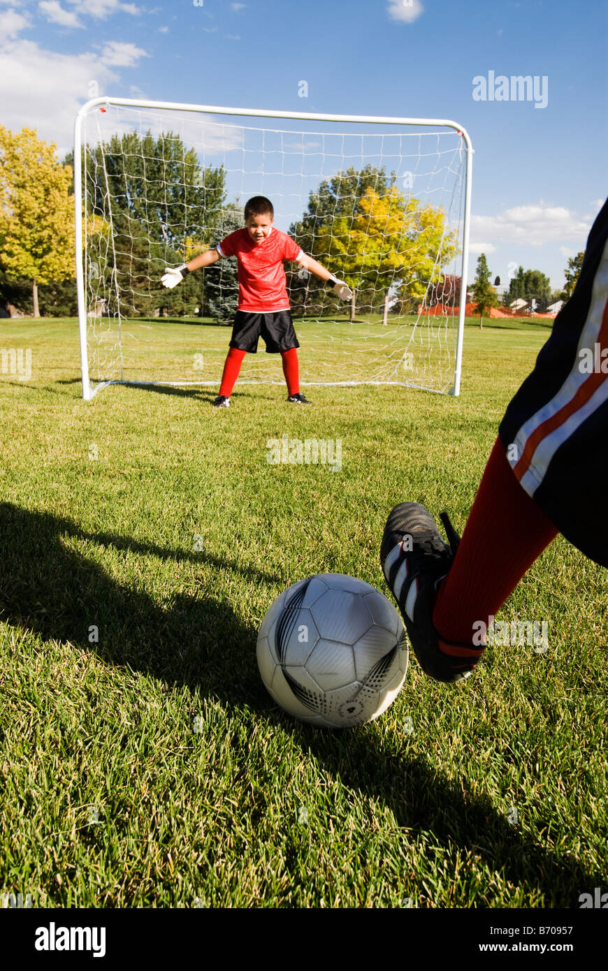 Un ragazzo è pronta a bloccare il tiro in una partita di calcio, Fort Collins, Colorado. Foto Stock