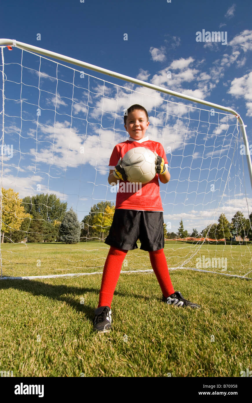 Un ragazzo è pronta a bloccare il tiro in una partita di calcio, Fort Collins, Colorado. Foto Stock