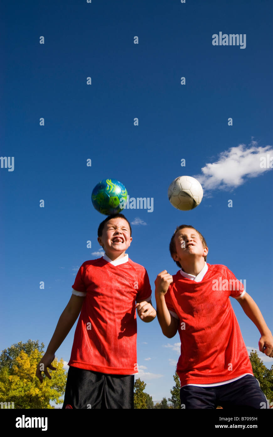 Due ragazzi di fare una testata con il pallone da calcio in Fort Collins, Colorado. Foto Stock