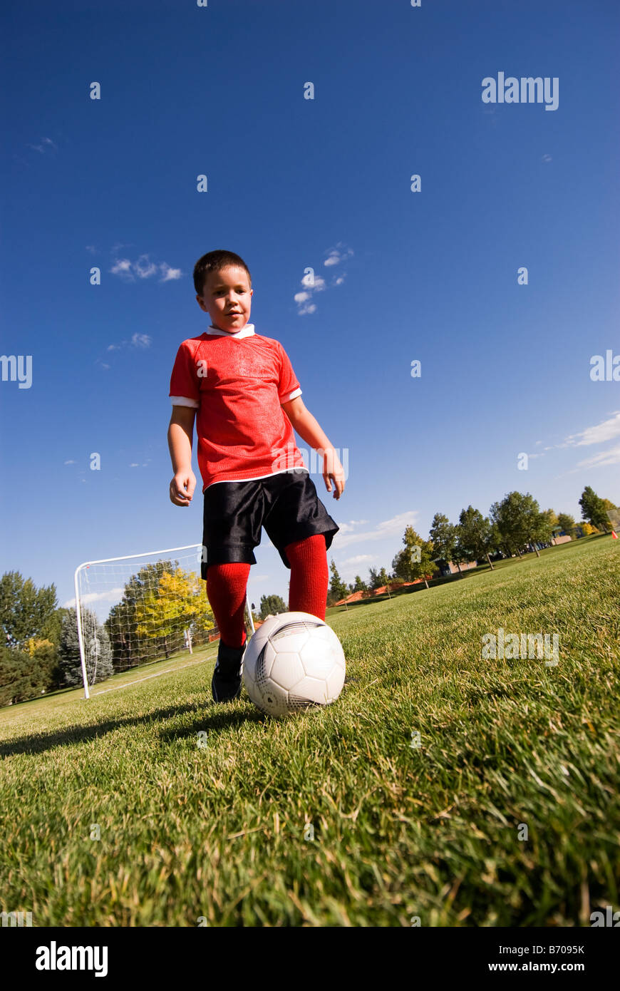 Un ragazzo dribbling il pallone da calcio in Fort Collins, Colorado. Foto Stock