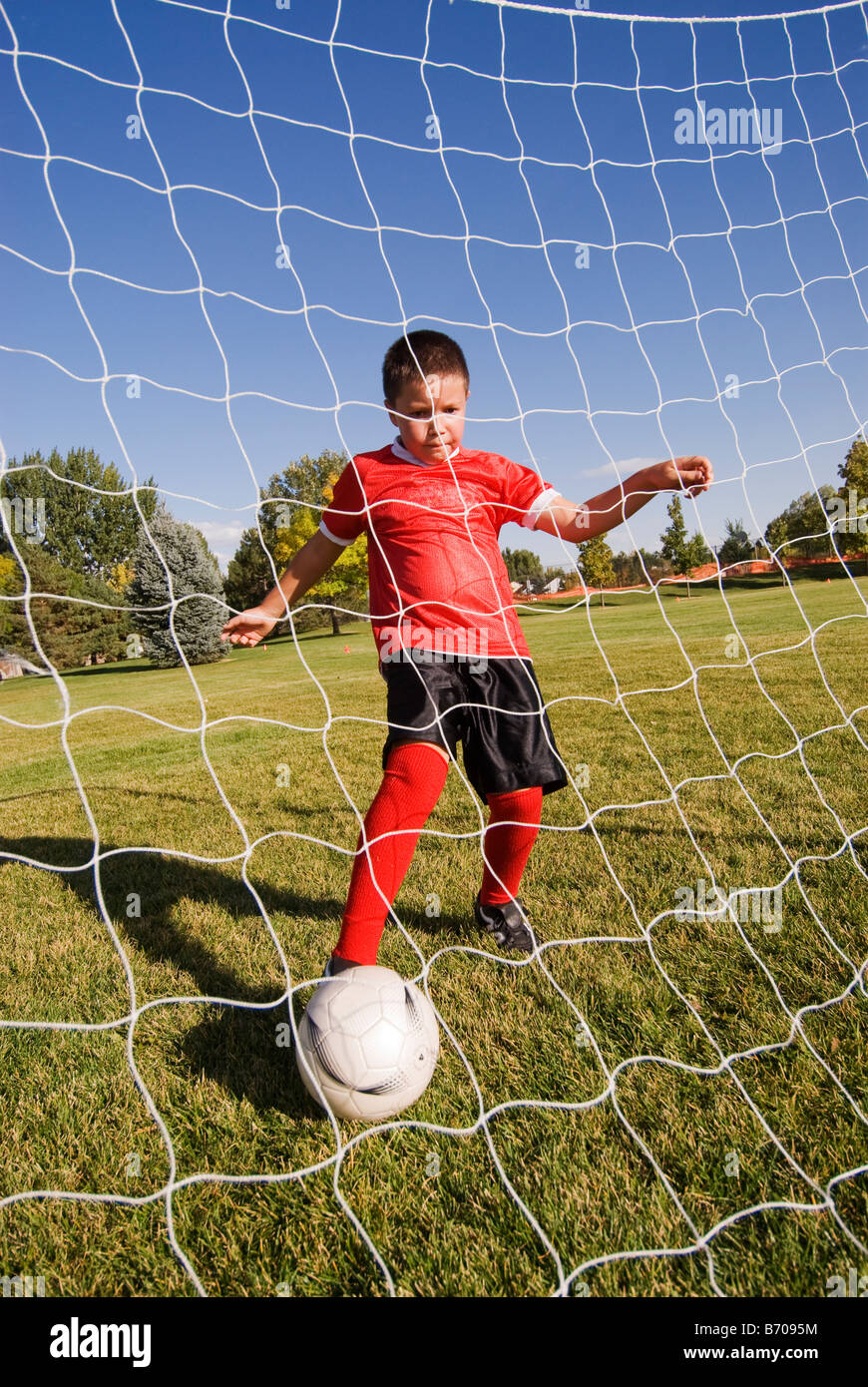 Un ragazzo segna un obiettivo calcio, Fort Collins, Colorado. Foto Stock