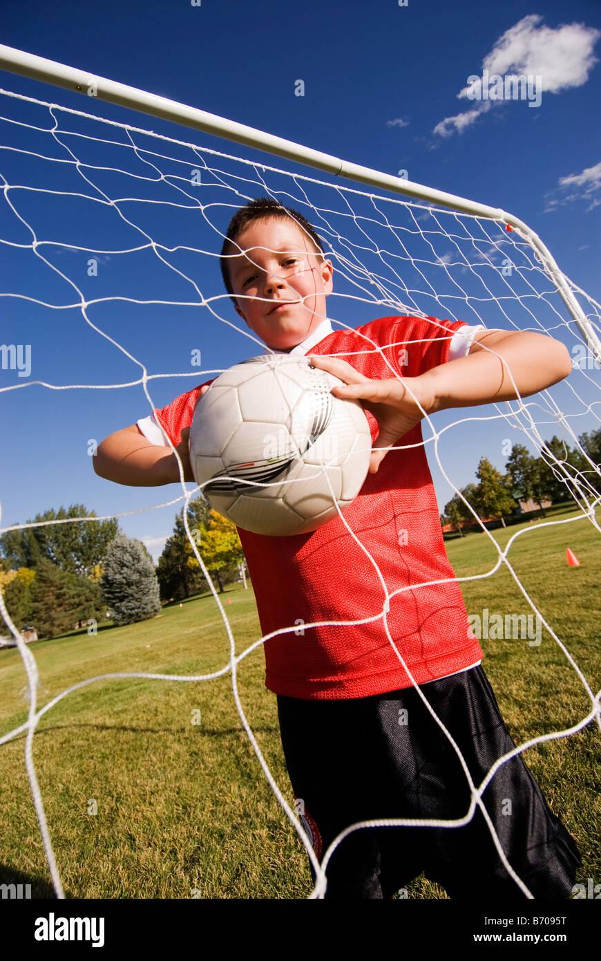 Un ragazzo tiene un pallone da calcio in obiettivo, Fort Collins, Colorado. Foto Stock