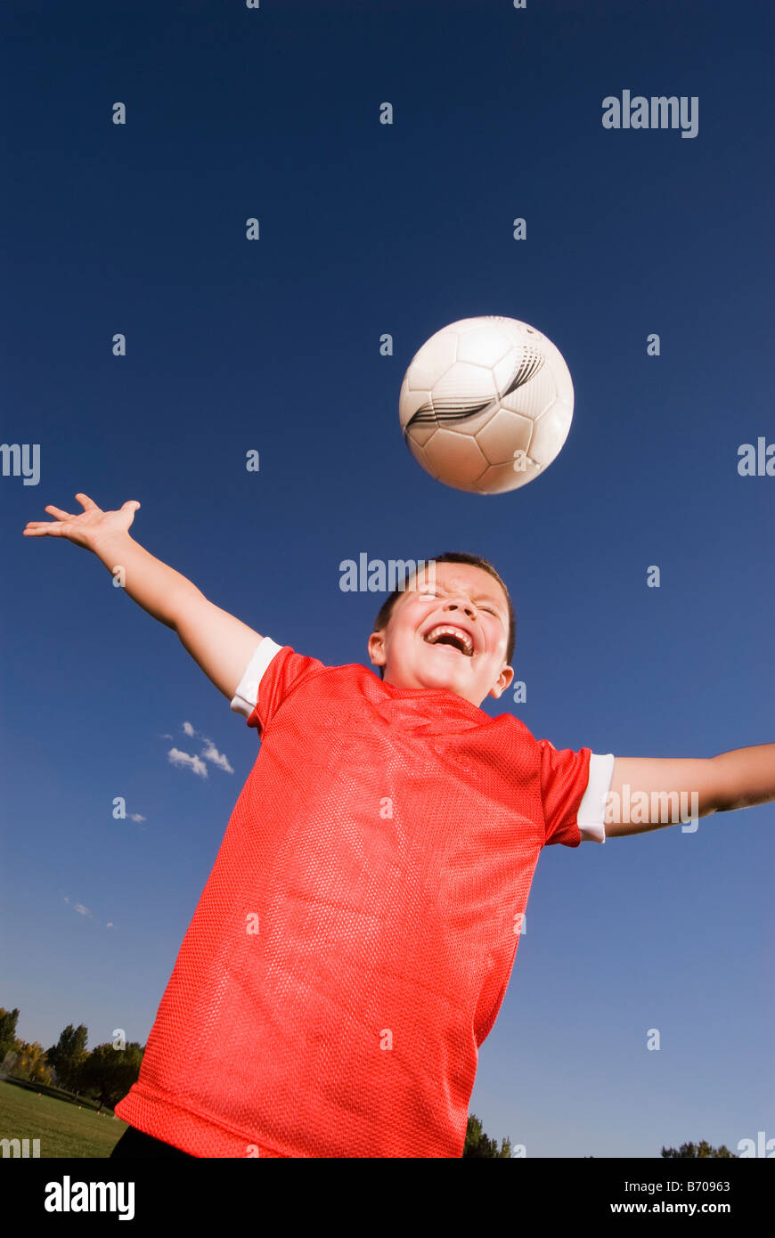Un ragazzo fa una testata con il pallone da calcio in Fort Collins, Colorado. Foto Stock